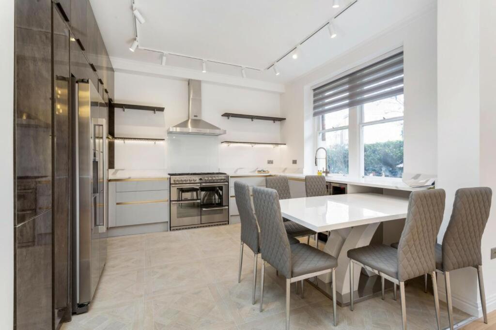 Modern Chelsea Flat, 3Bd 2Bath, With Parking Appartement Londen Buitenkant foto