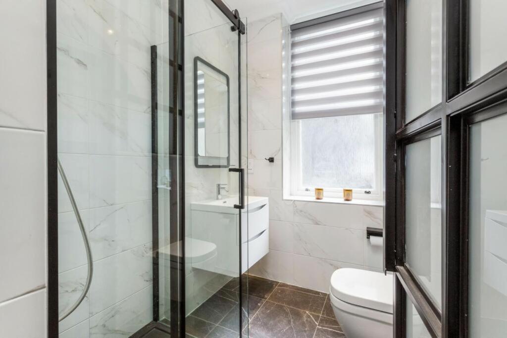 Modern Chelsea Flat, 3Bd 2Bath, With Parking Appartement Londen Buitenkant foto